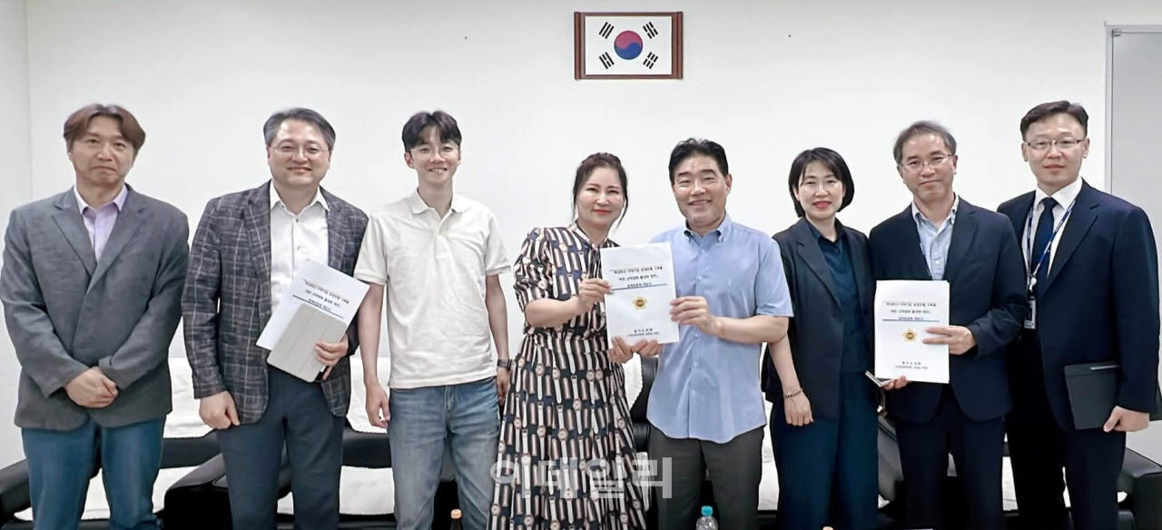 지난 3일 열린 정담회에 참석한 김운남 의원(오른쪽 네번째)과 경기교육청 담당자 및 관계자들이 기념촬영을 하고 있다.(사진=경기도의회)