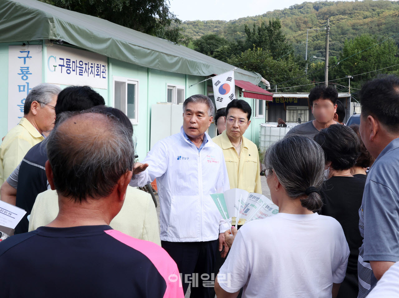 [포토] 구룡마을 세차례 방문한 김현기 강남구청장