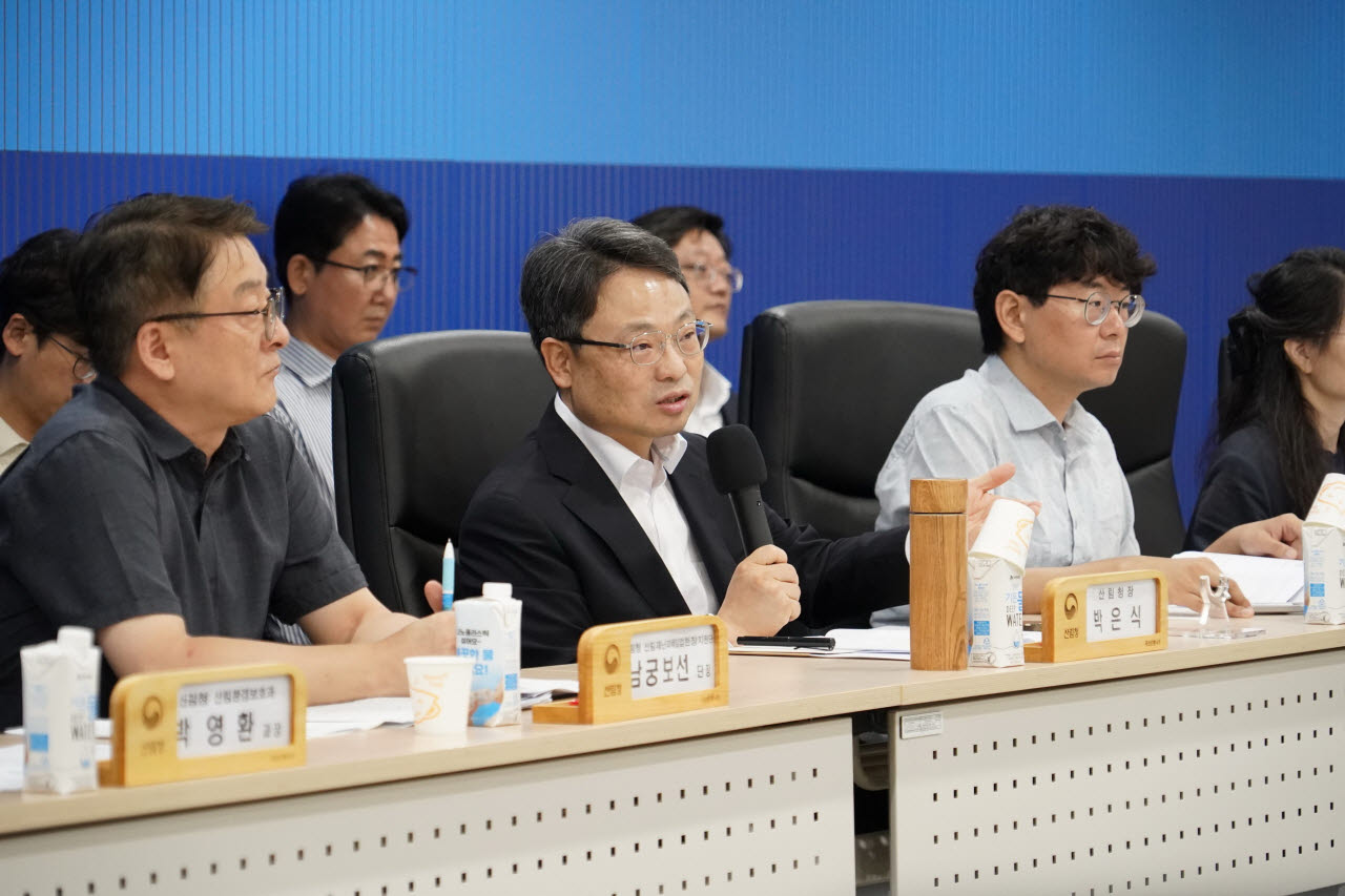 박은식 산림청장(가운데)이 5일 정부대전청사에서 산림청과 한국임업인단체총연합회간 간담회를 주재하고 있다. (사진=산림청 제공)