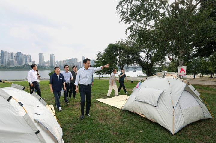오세훈 서울시장이 지난달 31일 내달 1일부터 운영 예정인 '한강밤핑' 텐트 설치 현장을 점검하고 있다.(사진=서울시)