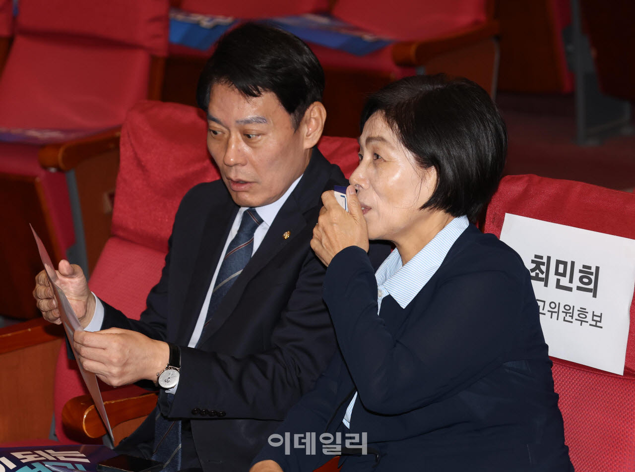 [포토]모두의 민주 창립식, '대화하는 최민희-한민수'