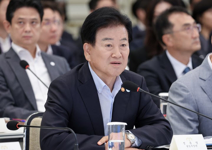 정동영 통일부 장관이 5일 청와대 영빈관에서 열린 이재명 대통령 주재 부처 업무보고에서 보고하고 있다.[청와대통신사진기자단]