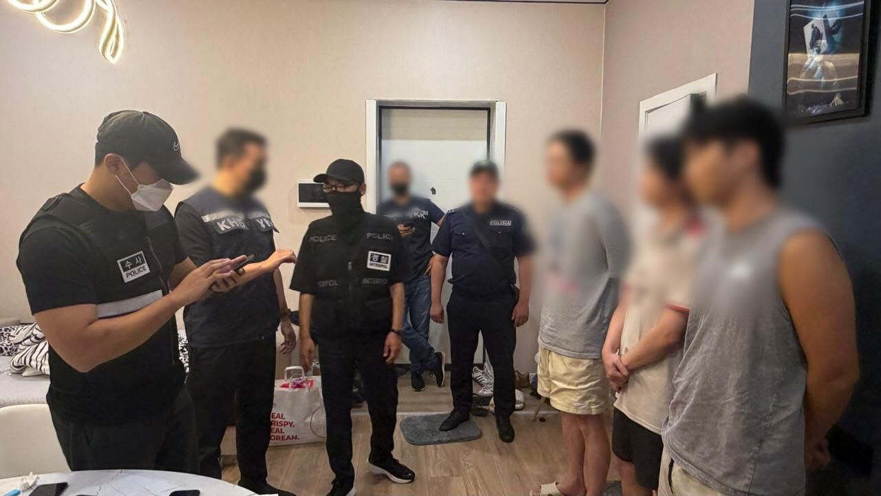 카자흐스탄에 거점을 둔 스캠 조직원을 검거 후 신원 확인 하는 모습. (사진=경찰청)