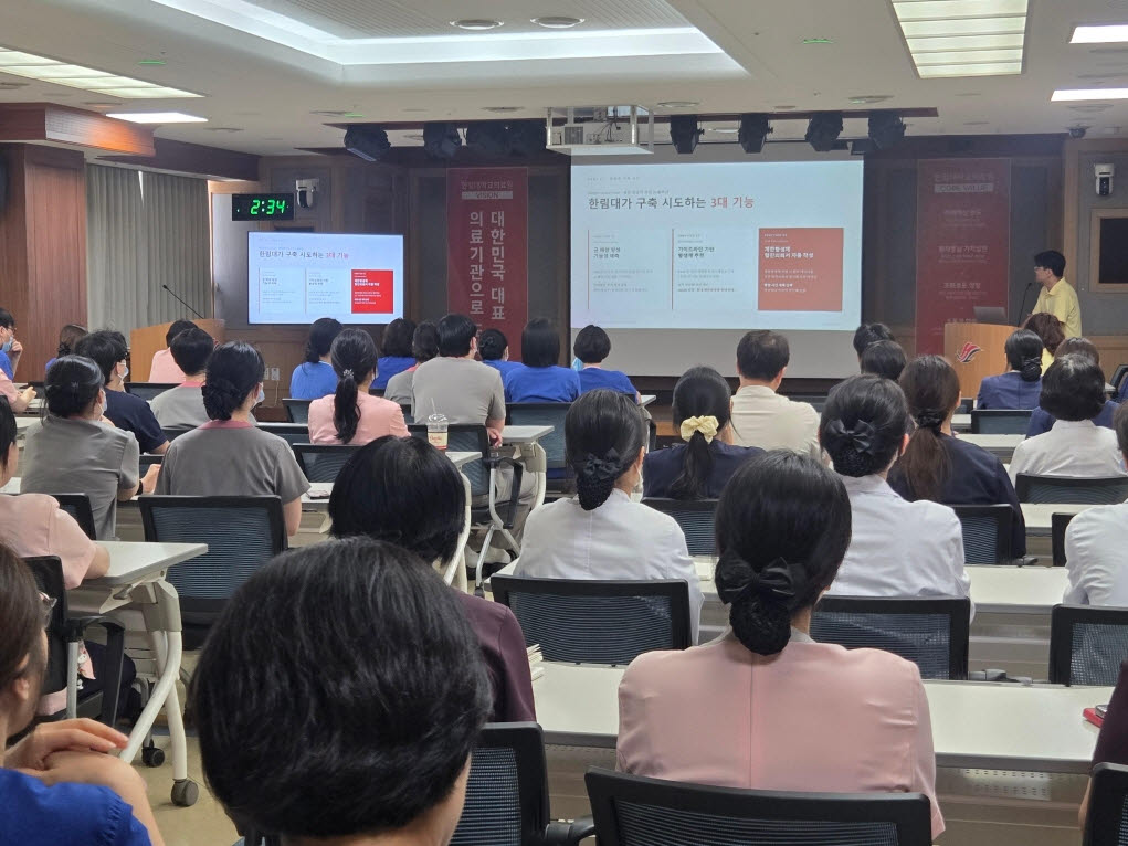 한림대강남성심병원 감염내과 이재갑 교수(감염관리실장)가 생성형 AI 활용 스마트워킹을 설명하고 있다.