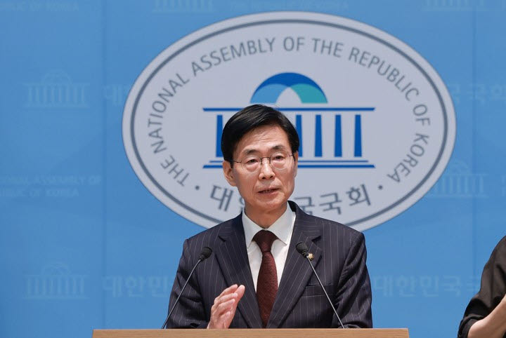 조경태 국민의힘 의원이 5일 국회 소통관에서 윤민위 국민의힘 윤리위원장 사퇴와 윤리위 재구성, 한동훈 의원에 대한 제명 징계 철회 등을 촉구하고 있다. (사진=연합뉴스)