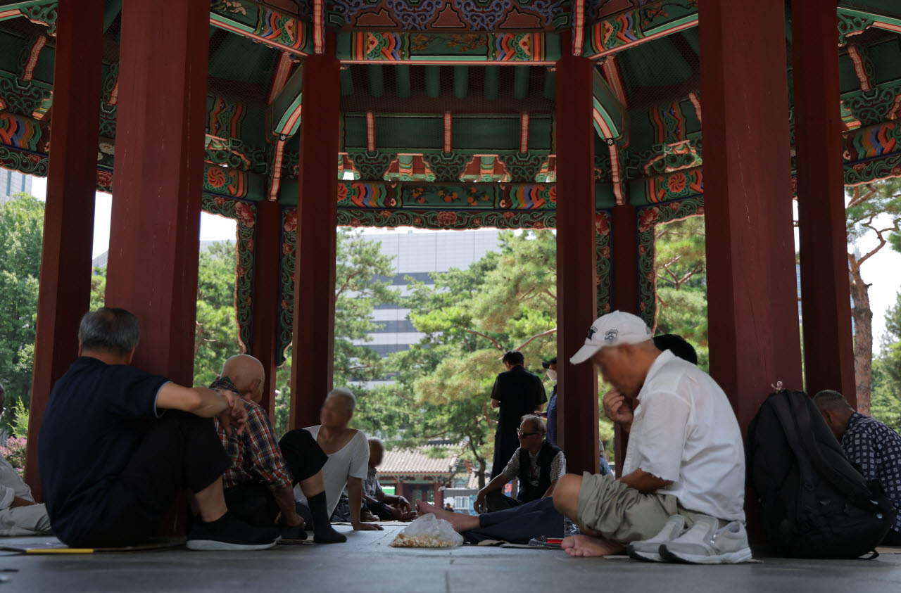 3일 서울 종로구 탑골공원 팔각정에서 노인들이 휴식을 취하고 있다.(사진=연합뉴스)