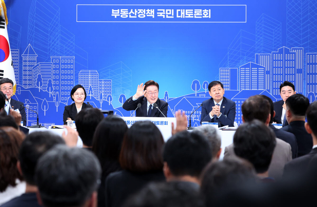 이재명 대통령이 지난달 23일 서울 여의도 KBS 별관에서 열린 부동산정책 국민 대토론회에서 참석자들에게 의견을 묻고 있다 (사진=연합뉴스)