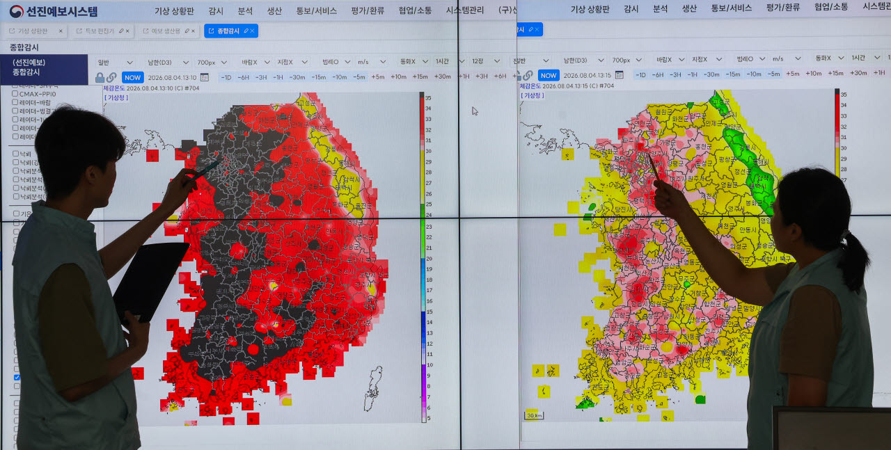 서울과 경기도 곳곳에 폭염중대경보가 내려진 4일 경기도 수원시 권선구 수도권기상청에서 예보관이 체감온도 상황을 보여주고 있다. (사진=연합뉴스)