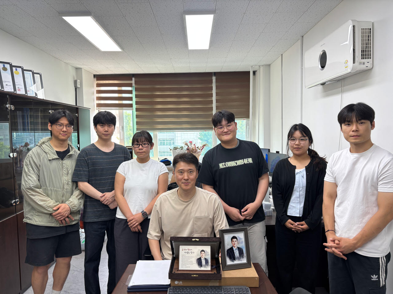 이종한 인하대 사회인프라공학과 교수와 그의 제자들. 사진=과기정통부
