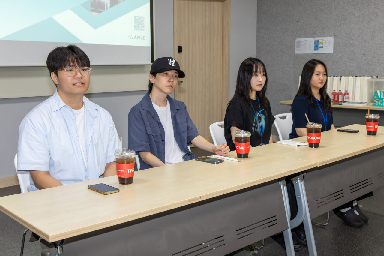 KT 에이블스쿨 9기 김남훈, 반재혁, 이승현, 최수빈 교육생이 기자들과 인터뷰를 하고 있다(사진=KT)