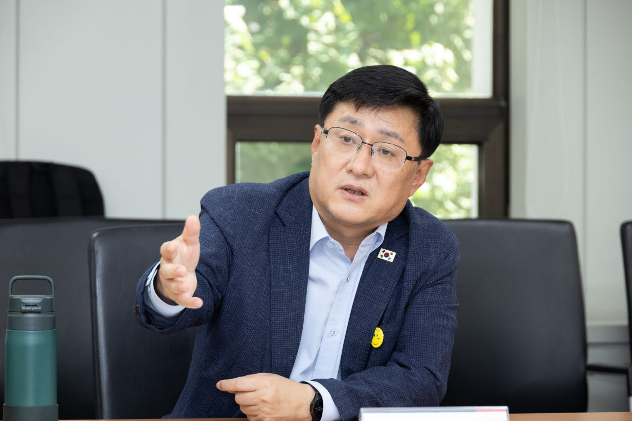김성환 기후에너지환경부 장관이 5일 서울 여의도 소재 전력기반센터에서 임실, 장성, 충남, 대전 서구, 부안, 곡성 지역 대표자들과 전력망 건설 대책위원회 3차 간담회를 갖고 주민 수용성 제고 방안을 논의하고 있다. (사진=기후부)