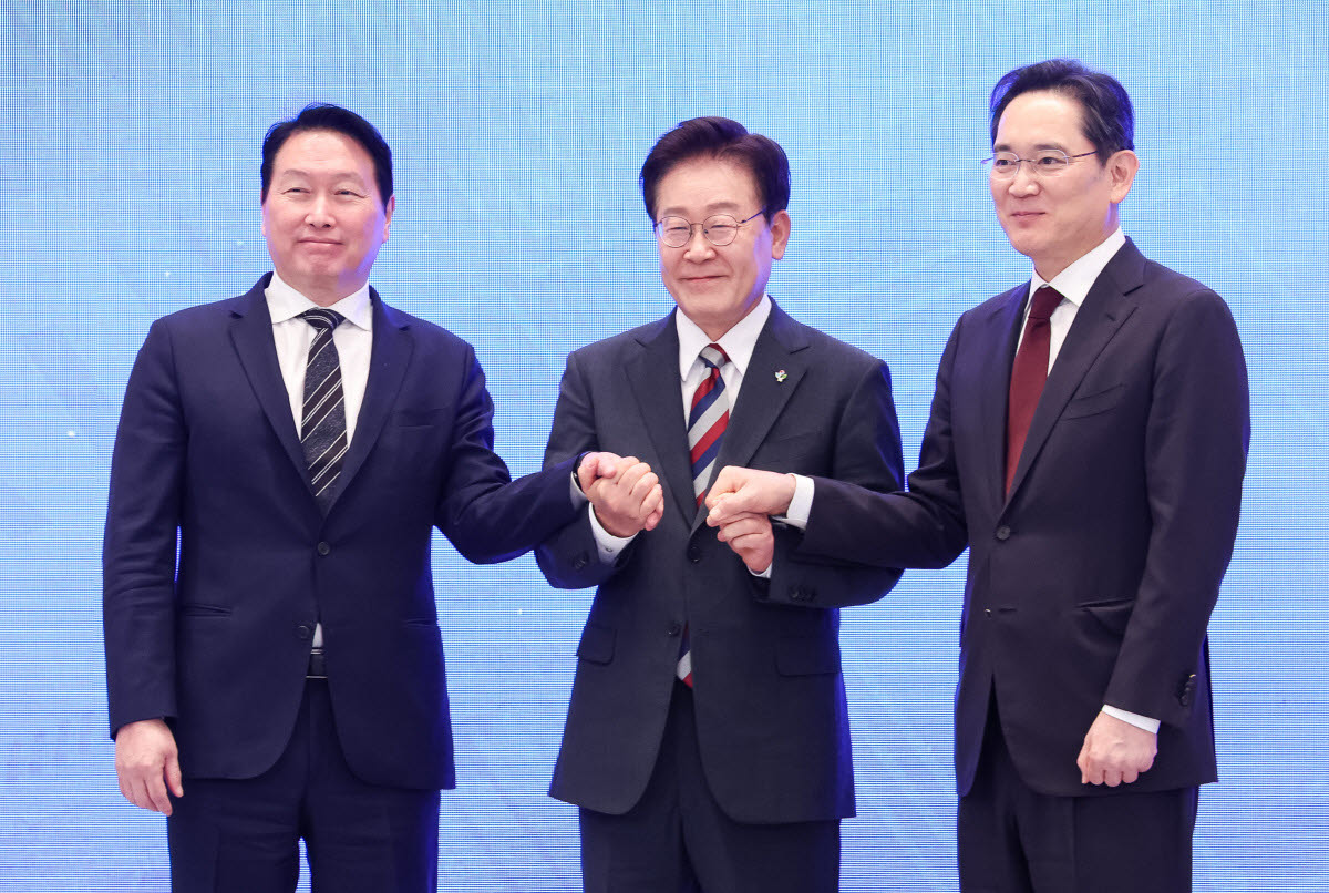 이재명 대통령(가운데)과 이재용 삼성전자 회장(오른쪽), 최태원 SK그룹 회장이 지난 6월 29일 청와대에서 열린 3대 메가프로젝트 국민보고회에서 기업 투자 발표 후 손을 잡고 있다.(사진=연합뉴스)