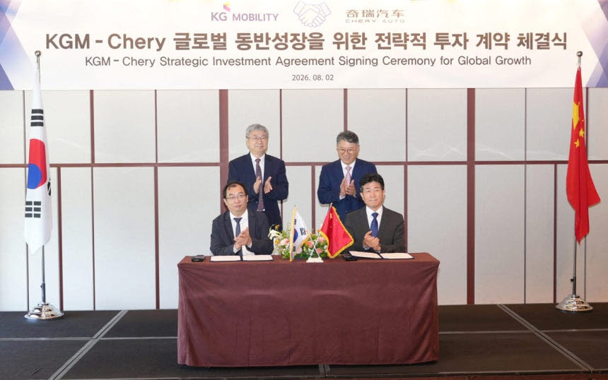 황기영(앞 오른쪽부터) KG모빌리티(KGM) 사장과 장귀빙 체리자동차 사장이 곽재선(뒤 오른쪽부터) KGM 회장과 인퉁웨 체리차 회장이 임석한 가운데 지난 2일 그랜드 하얏트 서울에서 7500만달러(약 1100억원) 규모의 전략적 투자 계약을 체결하고 있다. (사진=KGM)