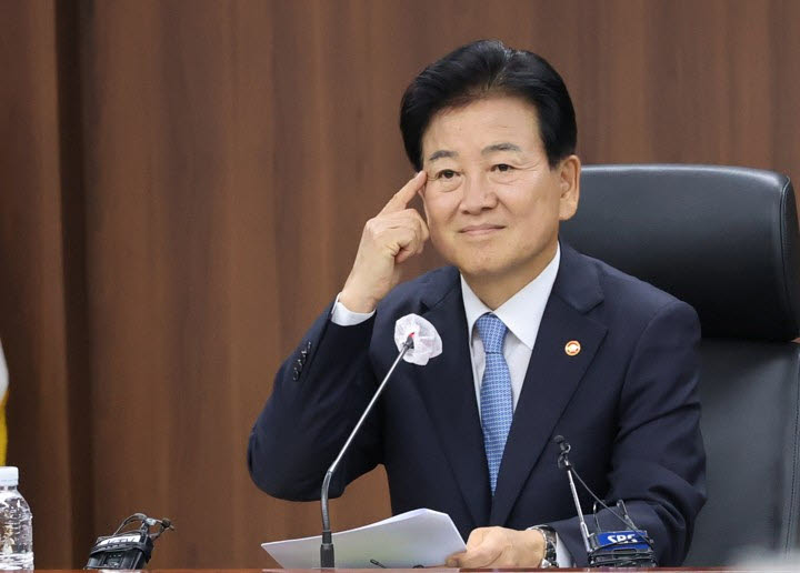 정동영 통일부 장관이 5일 업무보고에 앞서 전날(4일) 서울 종로구 정부서울청사에서 사전브리핑을 하고 있다. [연합뉴스 제공]
