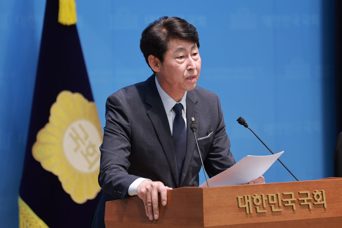 더불어민주당 이훈기 의원이 5일 국회 소통관에서 주가 누르기 방지법 대표발의 기자회견을 하고 있다. (사진=연합뉴스)