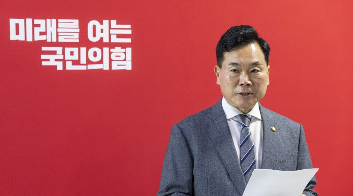 김승수 국민의힘 원내운영수석부대표가 5일 국회에서 선관위 특별검사를 선출하기 위해 구성되는 국민추천위원회 야당 몫 3인의 추천위원 발표를 하고 있다. (사진=연합뉴스)