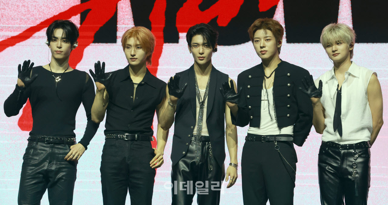 그룹 NOWZ(나우즈)가 5일 서울 광진구 광장동 예스24라이브홀에서 열린 디지털 싱글 'Achilles' 발매 기념 쇼케이스에서 포토타임을 갖고 있다. (사진=방인권 기자)