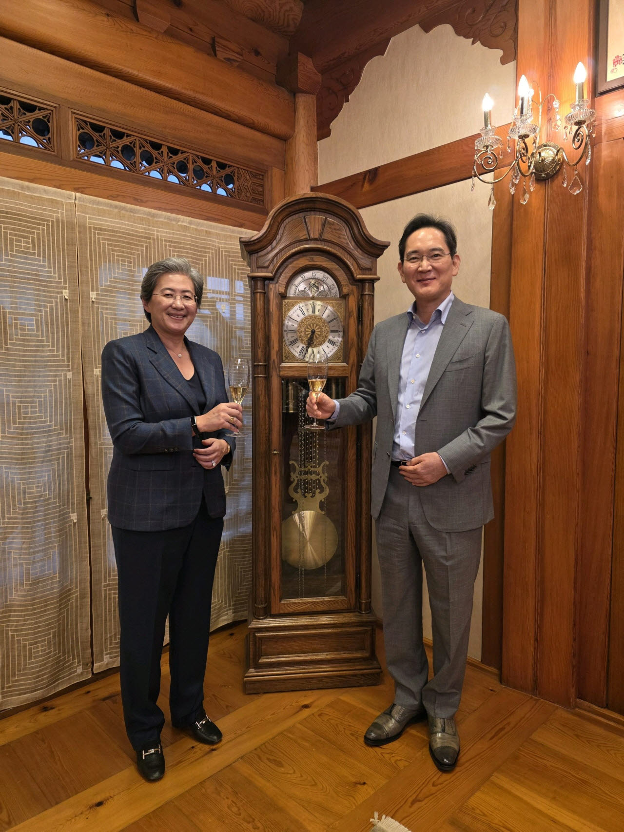 이재용 삼성전자 회장이 지난 3월 18일 서울 이태원동 승지원에서 리사 수 AMD 최고경영자(CEO)와 만찬에 앞서 술잔을 들고 기념 촬영하고 있다.(사진=삼성전자)