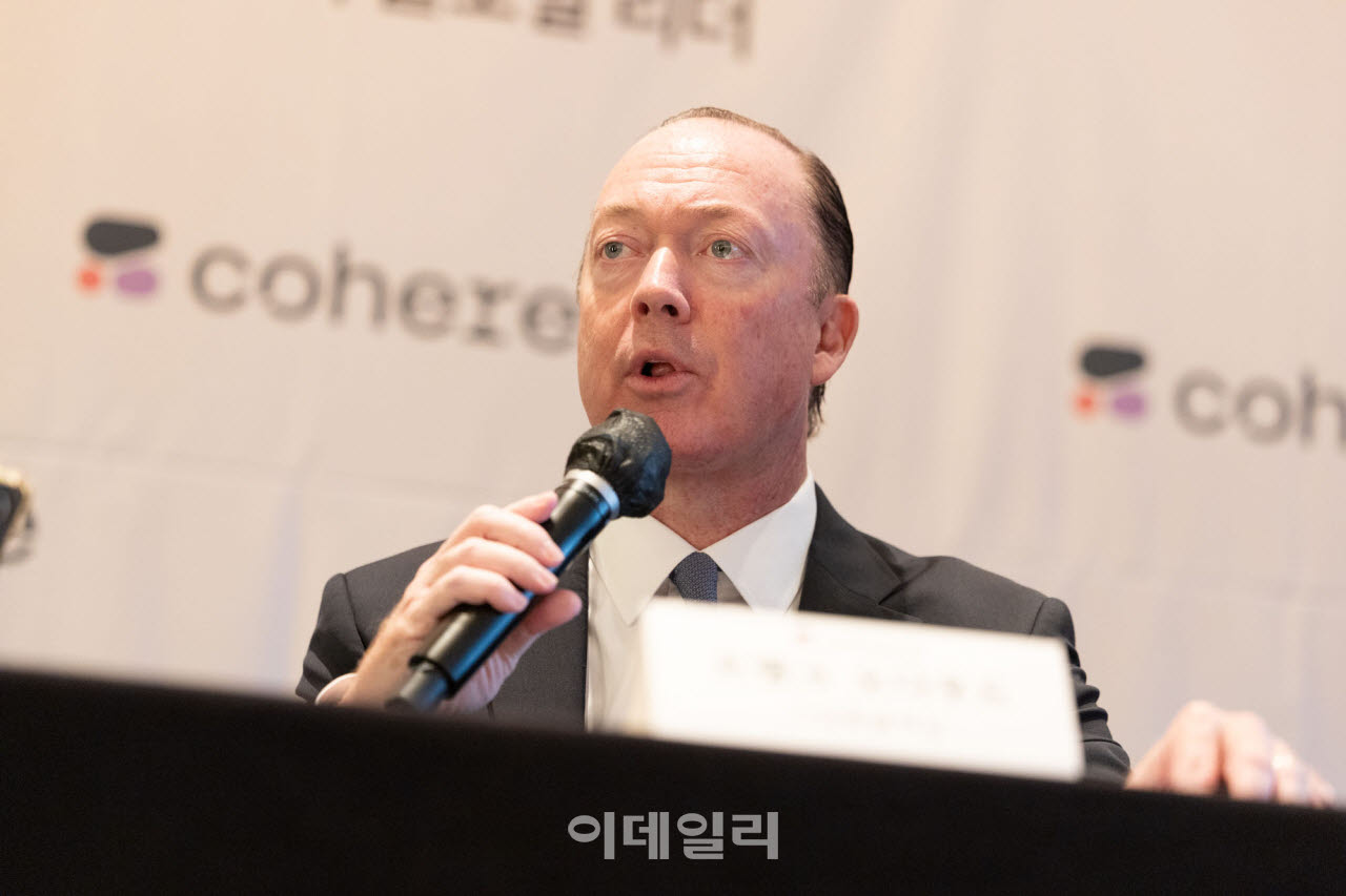 소버린 AI 기업 코히어(Cohere)의 프랭크 오다우드(Frank O’Dowd) 사업총괄책임(CRO)이 5일 서울 소공동 웨스틴조선 호텔에서 열린 기자간담회에서 기자의 질문에 답변하고 있다. (사진=코히어)