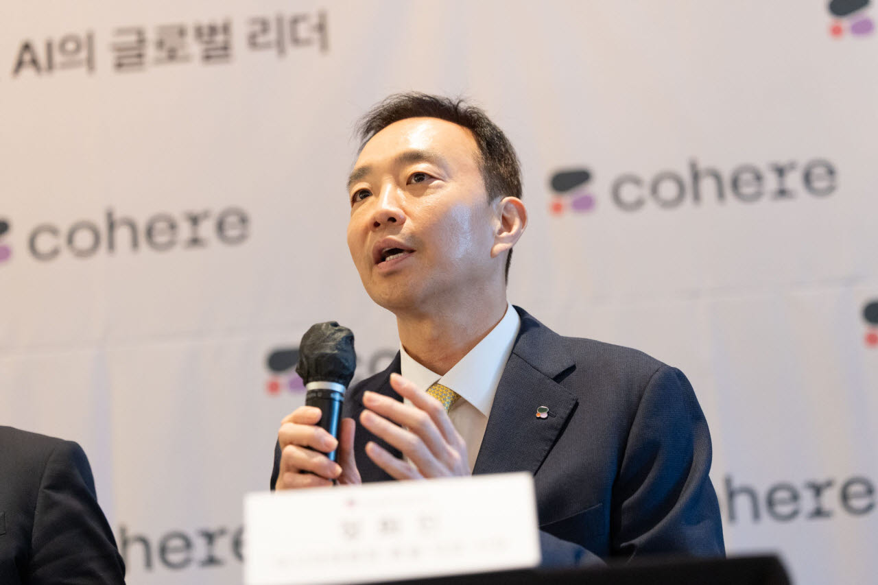 소버린 AI 기업 코히어(Cohere)의 장화진 아시아태평양 총괄대표 사장이 5일 서울 소공동 웨스틴조선 호텔에서 열린 기자간담회에서 기자의 질문에 답변하고 있다. (사진=코히어)
