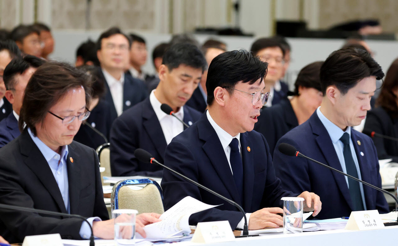 김영훈 고용노동부 장관이 4일 청와대 영빈관에서 열린 고용노동부, 중기부, 공정위에 대한 부처 업무보고에서 보고를 하고 있다.(사진=청와대통신사진기자단)