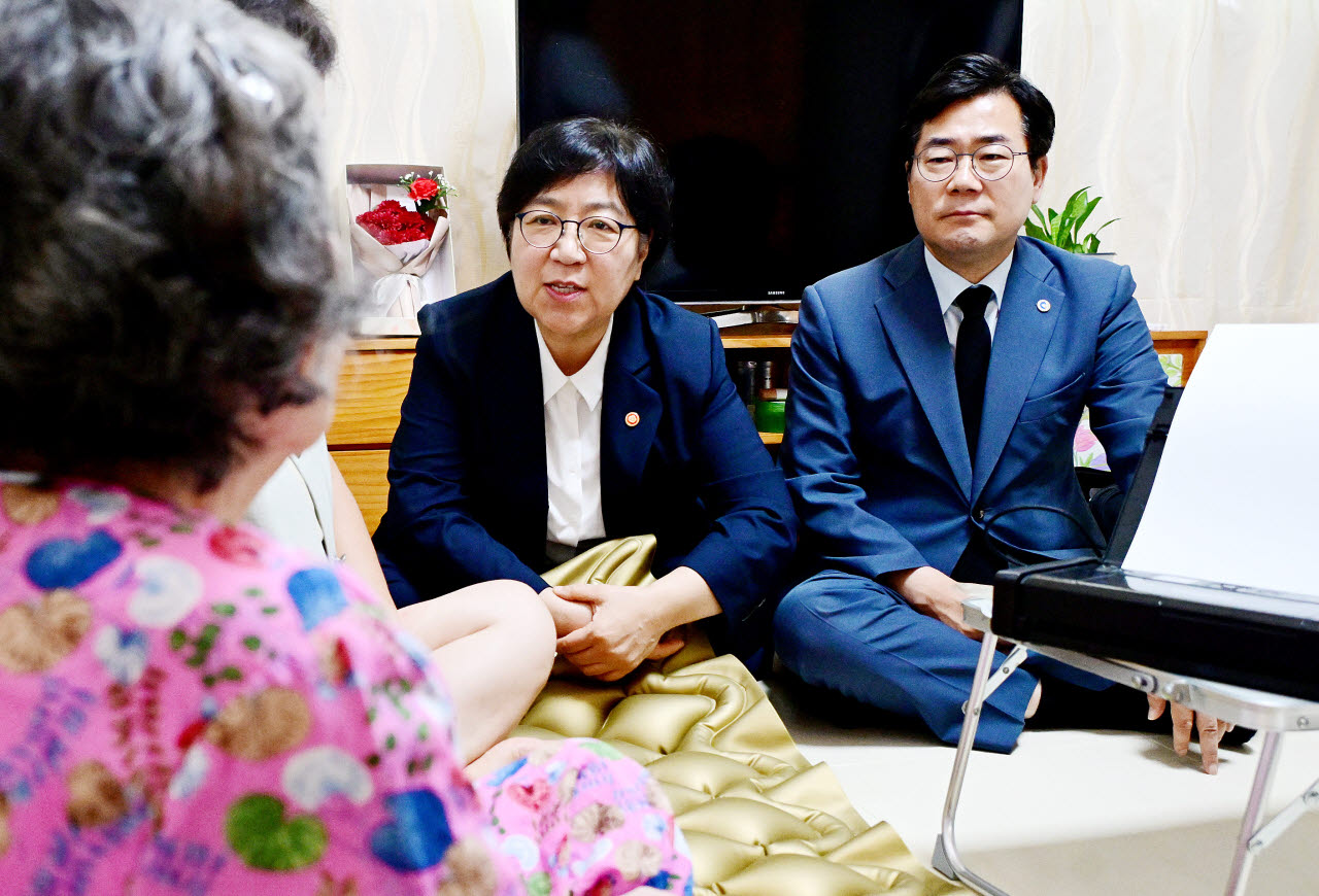 정은경(가운데) 보건복지부 장관과 박찬대(맨 오른쪽) 인천시장이 5일 인천 부평구 청천동 A씨(85·여) 집을 찾아 지역사회 통합돌봄 진행 상황을 알아보고 있다. (사진 = 인천시 제공)