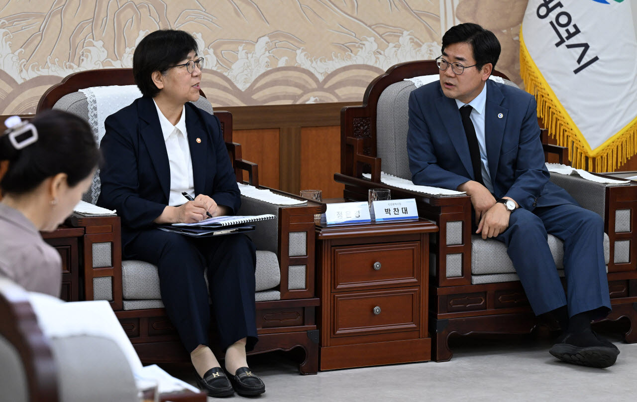 박찬대(맨 오른쪽) 인천시장이 5일 시청 접견실에서 정은경(가운데) 보건복지부 장관과 통합돌봄 서비스 협력 방안을 논의하고 있다. (사진 = 인천시 제공)