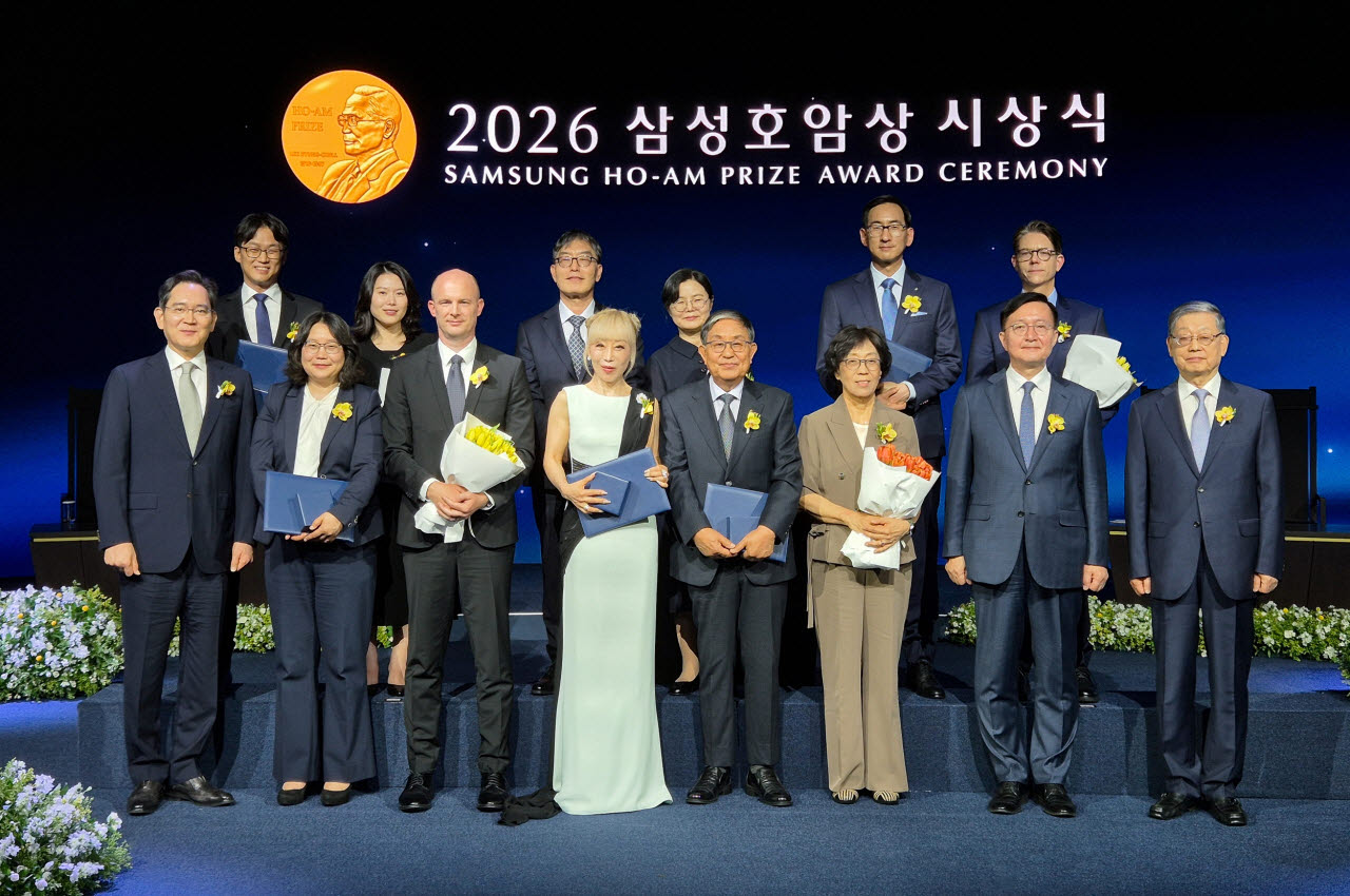 호암재단은 지난 6월1일 서울신라호텔 다이너스티홀에서 ‘2026 삼성호암상 시상식’을 개최했다. 수상자들과 이재용 삼성전자 회장(앞줄 왼쪽)이 기념사진을 찍고 있다. (사진=호암재단)