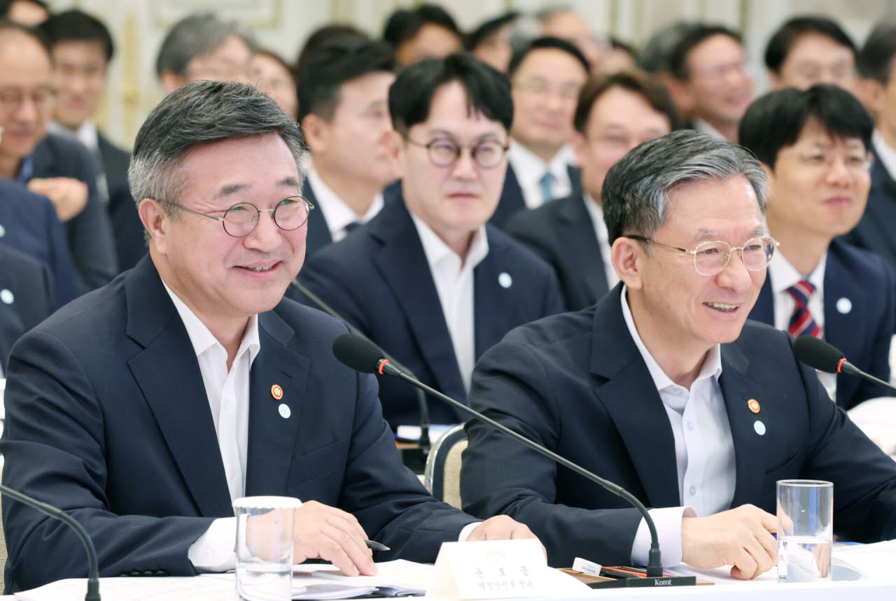 정성호(오른쪽) 법무부 장관과 윤호중 행정안전부 장관이 5일 청와대에서 열린 행정안전부, 법무부, 국무조정실 등에 대한 부처 업무 보고에서 이재명 대통령의 발언에 미소짓고 있다. (사진=뉴시스)