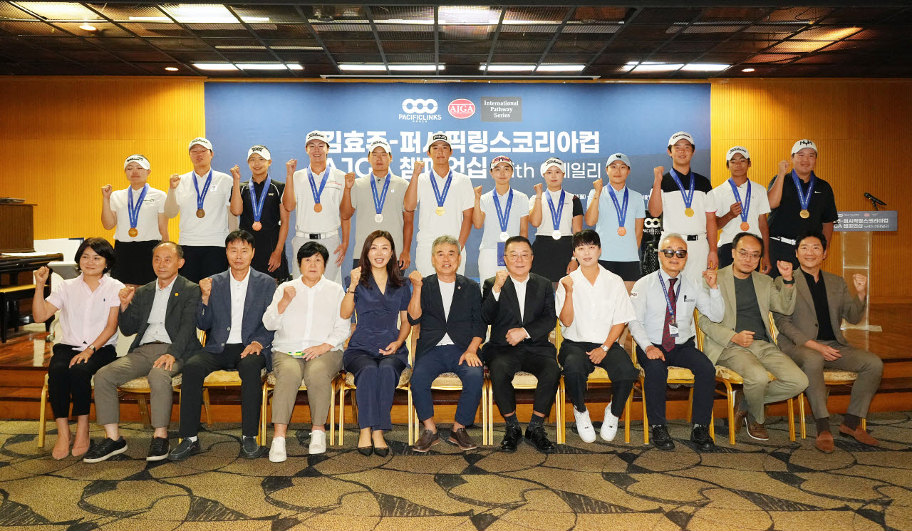 남녀 통합 우승자를 비롯해 귀빈들이 5일 강원 원주시의 센추리21 컨트리클럽에서 열린 제2회 김효주-퍼시픽링스코리아컵 AJGA 챔피언십 with 이데일리 시상식 후 단체 사진을 촬영하고 있다. (아랫줄 왼쪽부터) 박연정 이소로운 대표, 차기광 센추리21CC, 한연희 감독, 강춘자 KLPGA 고문, 장옥영 퍼시픽링스코리아 대표, 김창호 강원특별자치도골프협회장, 왕월 퍼시픽링스코리아 회장, 김효주, 최경운 경기위원장, 윤종성 이데일리 문화부 부장, 성상우 퍼시픽링스코리아 부사장. (윗줄 왼쪽부터) 박유빈, 봉서연, 신진영, 윤병찬, 윤예준, 정우진, 배윤설, 이나경, 김서주, 김시온, 이태경, 차성은.