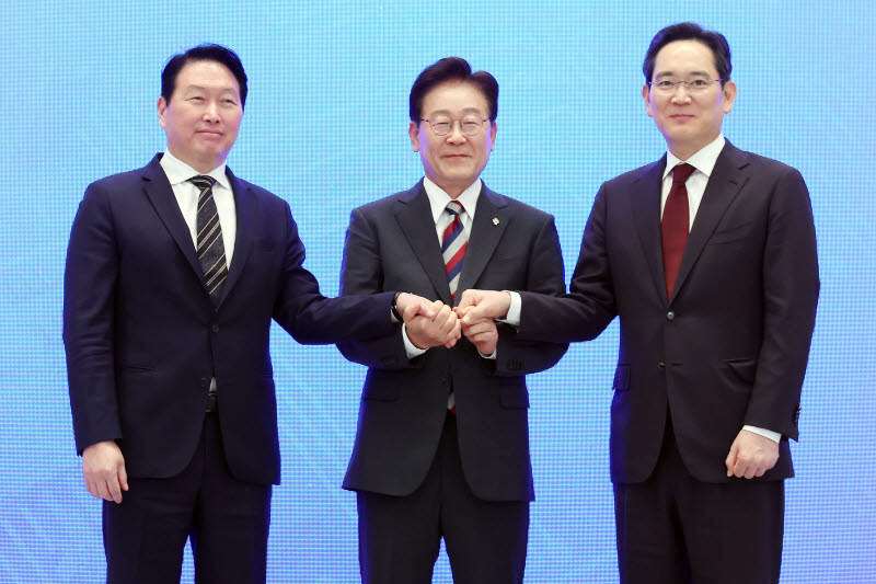 이재명 대통령과 이재용 삼성전자 회장, 최태원 SK그룹 회장이 지난 6월 29일 청와대에서 열린 3대 메가프로젝트 국민보고회에서 기업 투자계획 발표 후 손을 잡고 있다. (사진=연합뉴스)