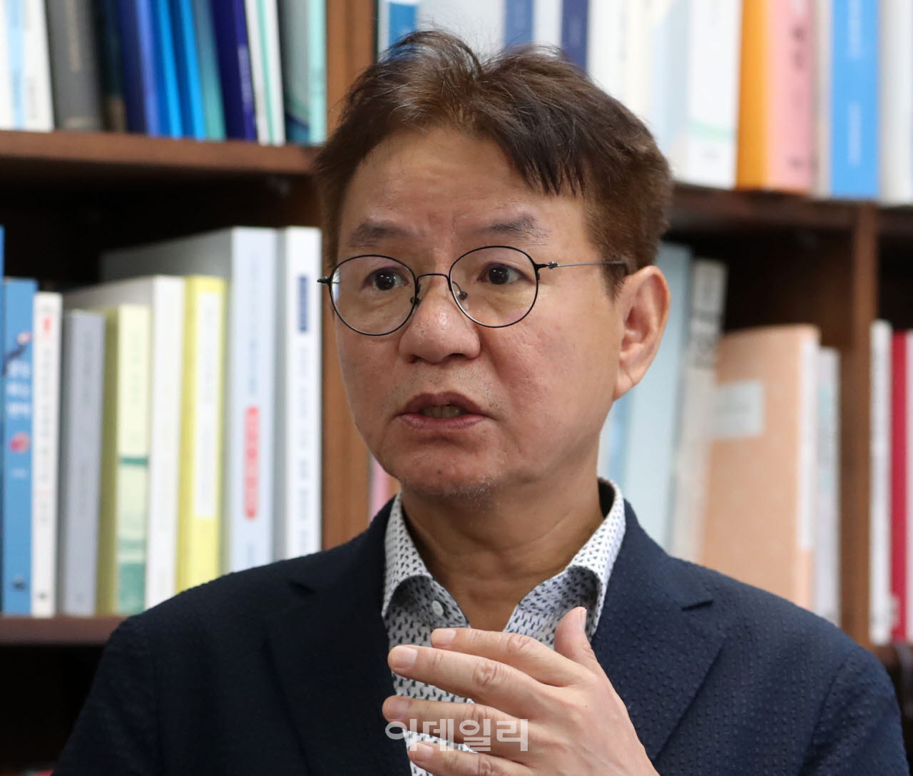 김남준 경찰수사개혁위원장이 4일 서울 서초구 법무법인 '시민' 사무실에서 인터뷰를 진행하고 있다.(사진= 김태형 기자)
