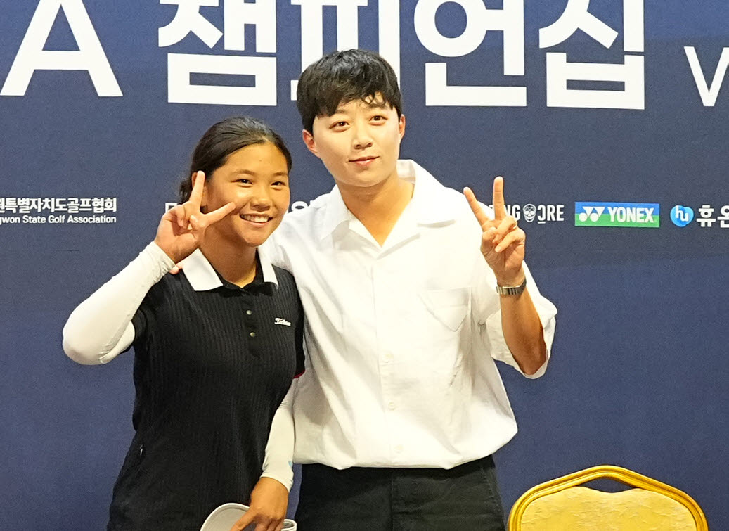 김효주가 대회에 참가한 주니어 선수와 함께 사진을 찍고 있다.(사진=이데일리 골프in 조원범 기자)