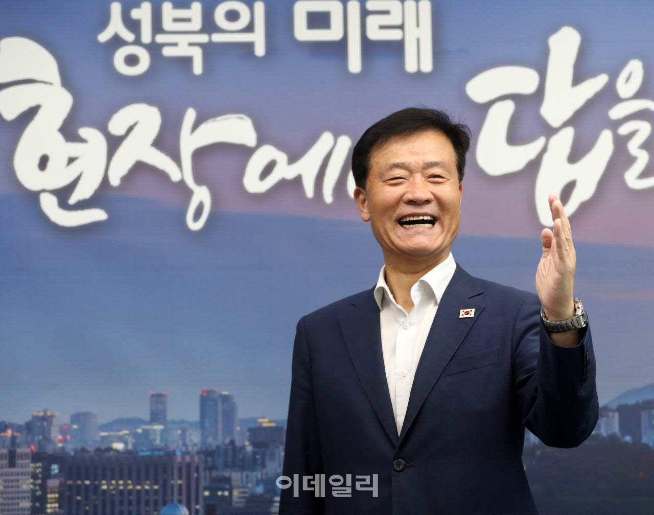 이승로 성북구청장이 이데일리와 인터뷰에 앞서 포즈를 취하고 있다.(사진=김태형 기자)
