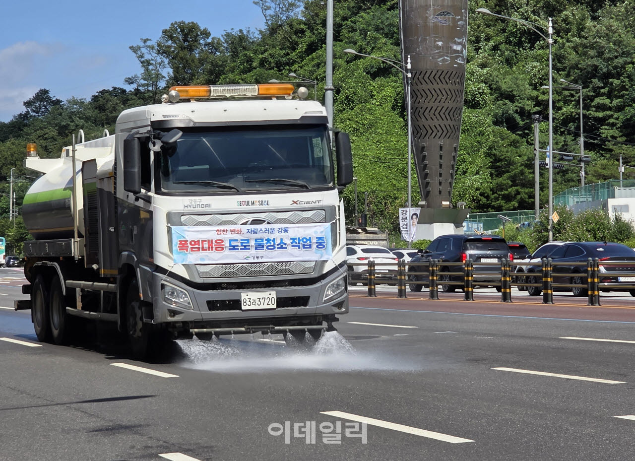 [포토] 강동구, 폭염 속 살수차 집중 운영