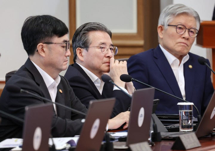 김용범 정책실장이 4일 청와대에서 열린 이재명 대통령 주재 국무회의에서 참석자 발언을 듣고 있다.(사진=연합뉴스)
