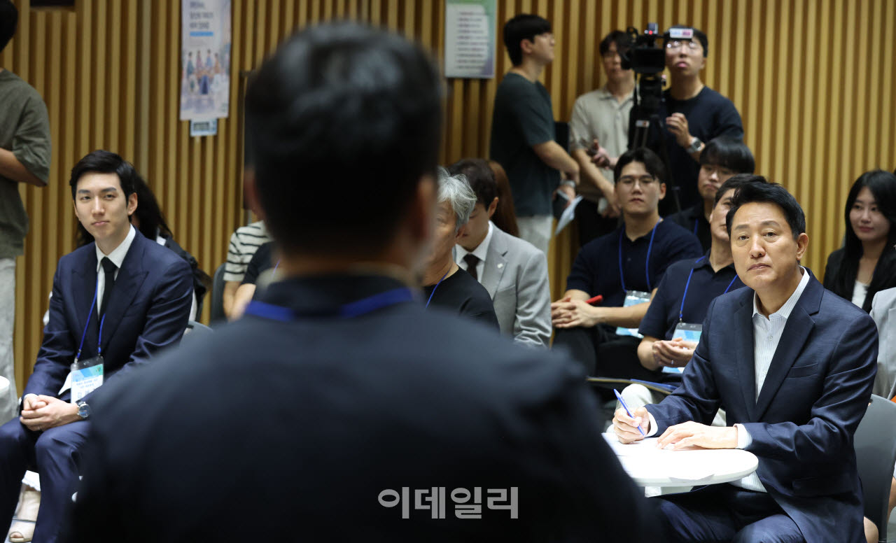 [이데일리 이영훈 기자] 오세훈 서울시장이 6일 서울 중구 서울시청 대회의실에서 열린 '부동산 정상화를 위한 시민 대토론회'에서 패널들의 발언을 경청하고 있다.