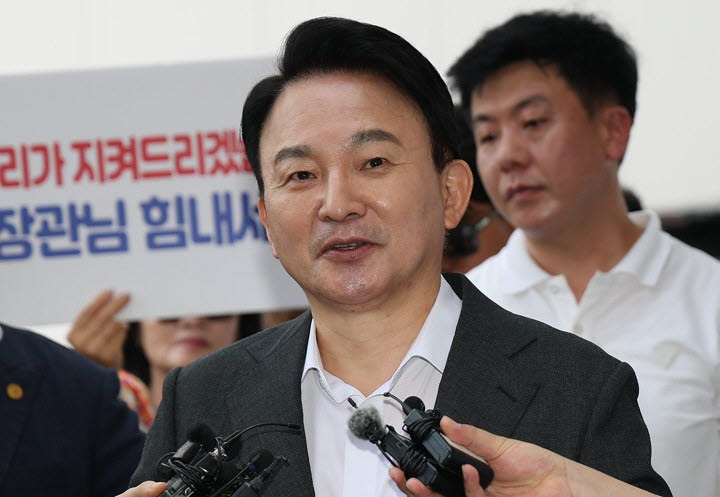 원희룡 전 국토교통부 장관이 6일 양평고속도로 사업 백지화 과정에서 적법 절차를 지키지 않았다는 의혹 등의 조사를 위해 경기도 과천시 2차 종합특검 사무실로 출석하며 취재진 질문에 답하고 있다. (사진=연합뉴스)