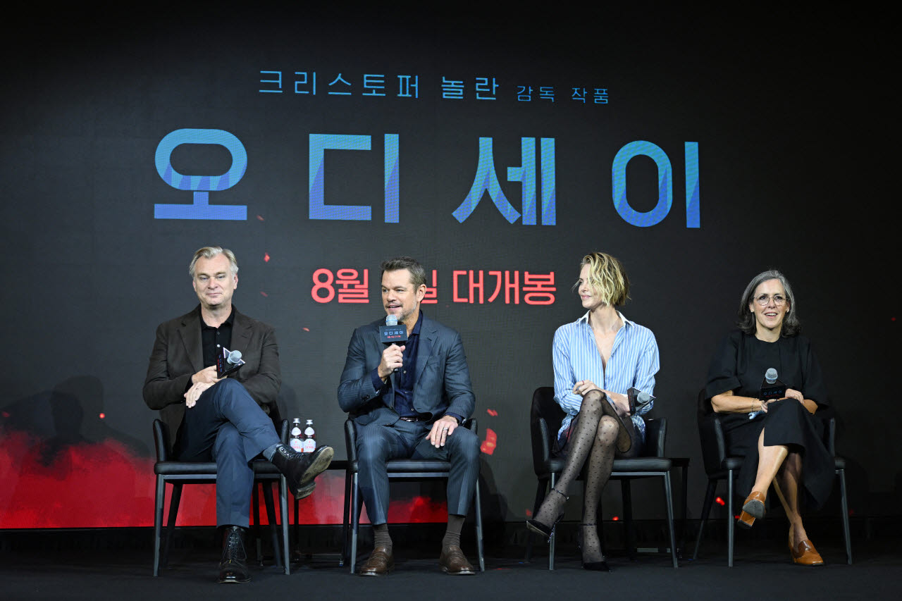 (왼쪽부터)크리스토퍼 놀란 감독과 배우 맷 데이먼, 샤를리즈 테론, 엠마 토머스 프로듀서가 지난 3일 서울에서 열린 영화 '오디세이' 기자간담회에 참석한 모습. (사진=AFP)