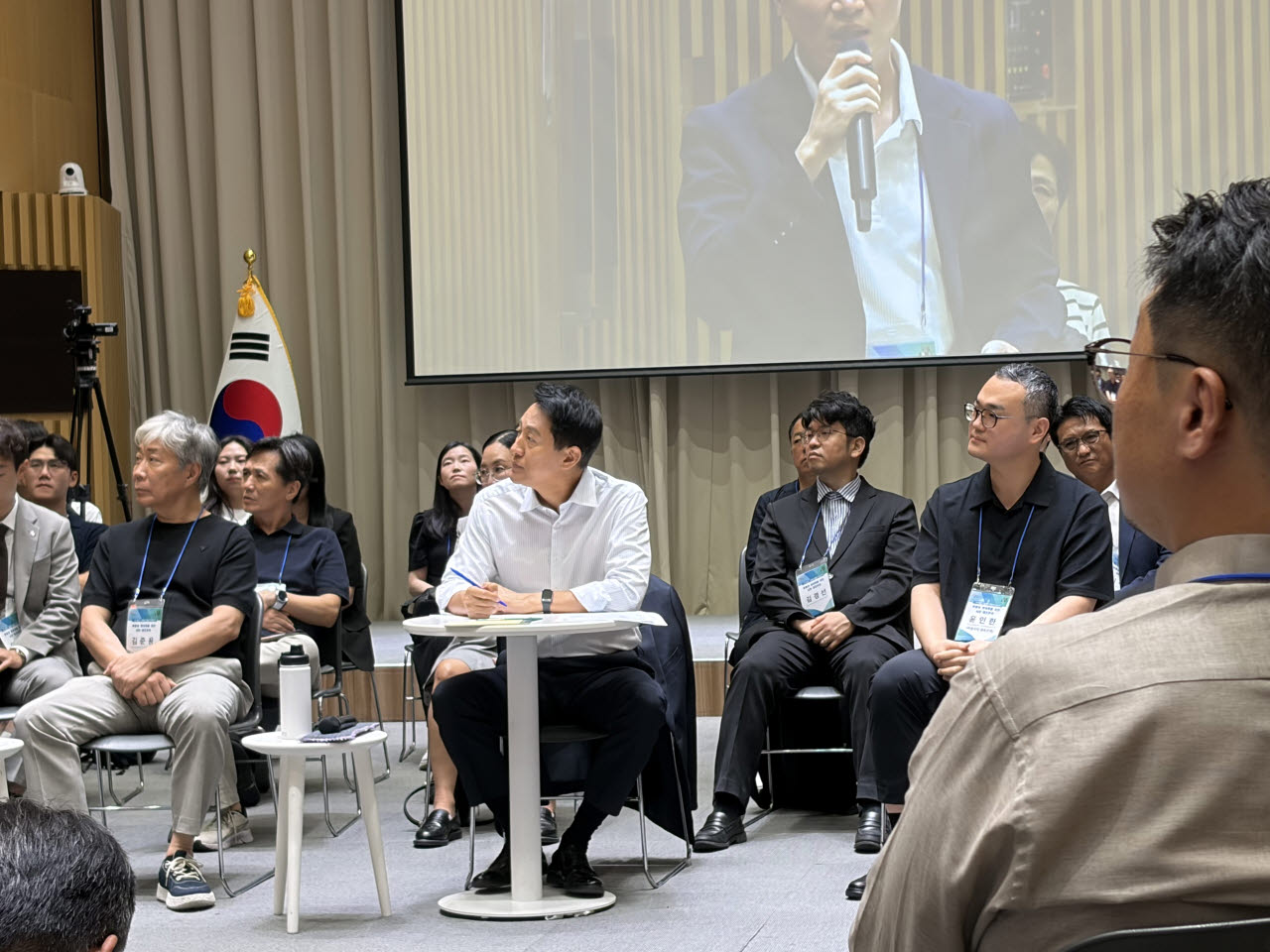 6일 오전 열린 '부동산 정상화를 위한 시민 대토론회'에서 오세훈 서울시장(가운데)이 시민 발언을 듣고 있다. (사진=정윤지 기자)