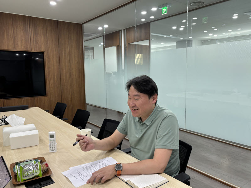 김영석 보난자팩토리 대표가 지난달 29일 진행한 이데일리와의 인터뷰에서 답변하고 있다. (사진=정윤영 기자)
