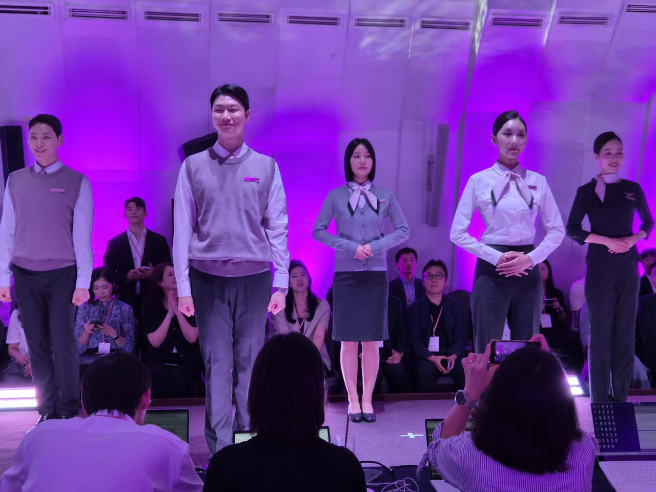 6일 서울 소노펠리체 컨벤션에서 ‘트리니티항공 유니폼 런웨이’가 진행되고 있다. (사진=이데일리 이배운 기자)