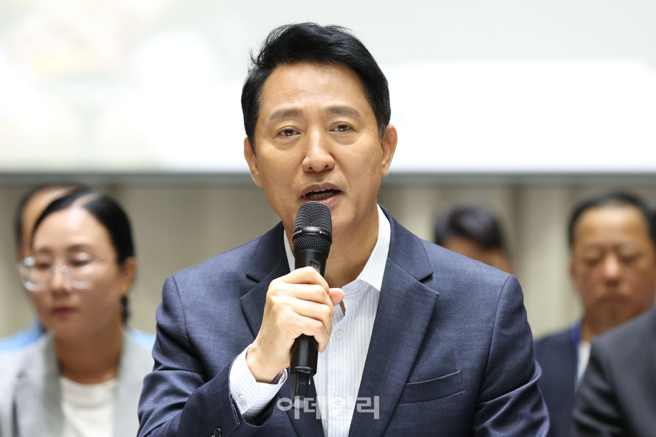 [이데일리 이영훈 기자] 오세훈 서울시장이 6일 서울 중구 서울시청 대회의실에서 열린 '부동산 정상화를 위한 시민 대토론회'에서 인사말을 하고 있다.