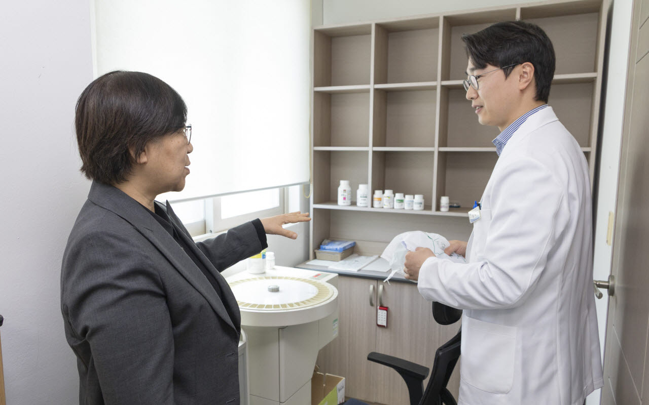 지난 4월 경북 영주시 안정면 보건지소를 찾은 정은경 보건복지부 장관(왼쪽)이 진료 여건을 점검하는 모습(사진=보건복지부)