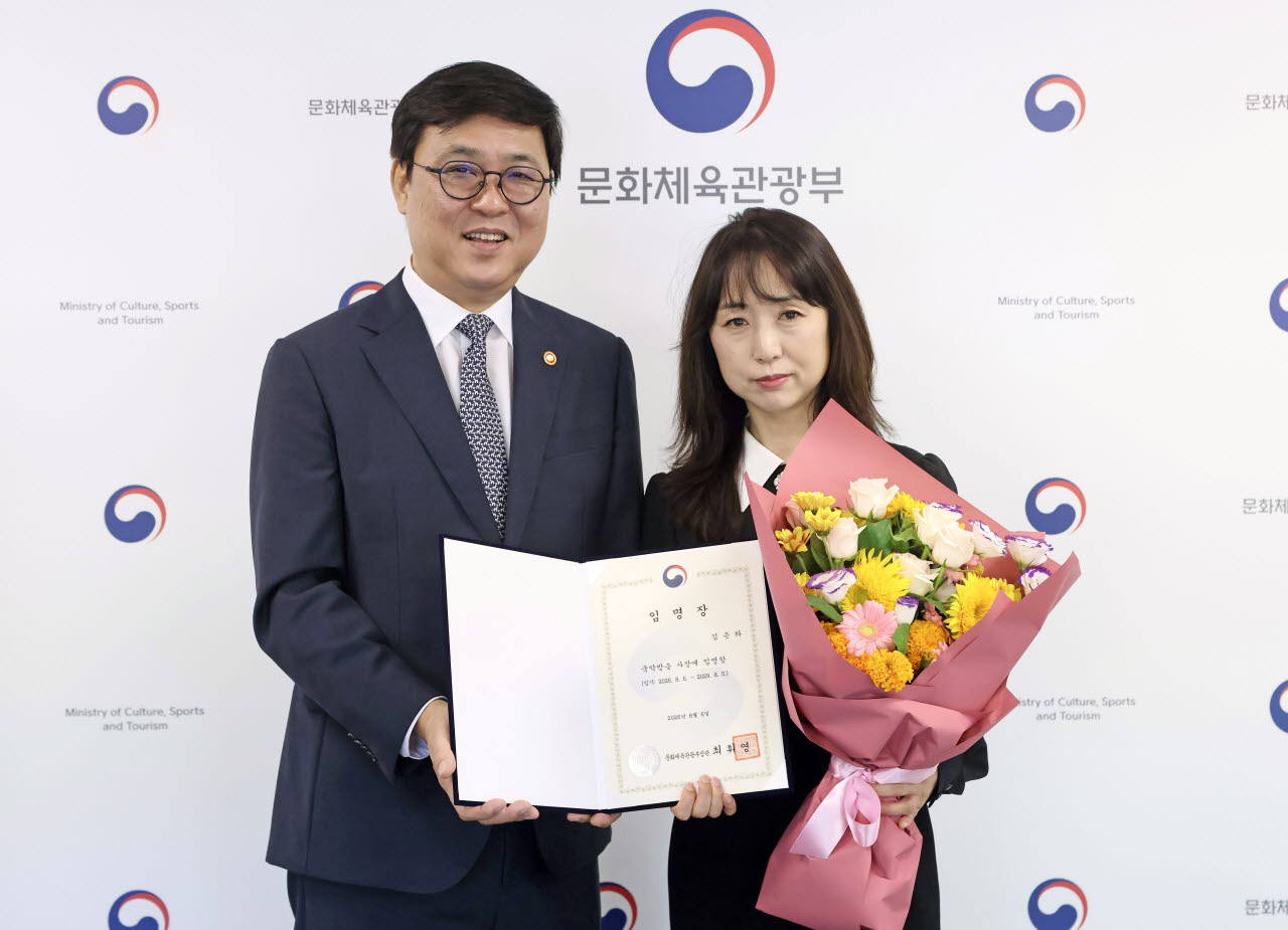 김은하 국악방송 신임 사장(오른쪽)이 최휘영 문체부 장관에게 임명장을 받은 후 기념촬영을 하고 있다(사진=문체부).