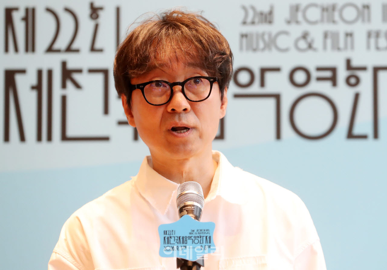 장항준 집행위원장이 6일 서울 중구 커뮤니티하우스 마실에서 열린 제22회 제천국제음악영화제 기자회견에서 인사하고 있다.(사진=김태형 기자)