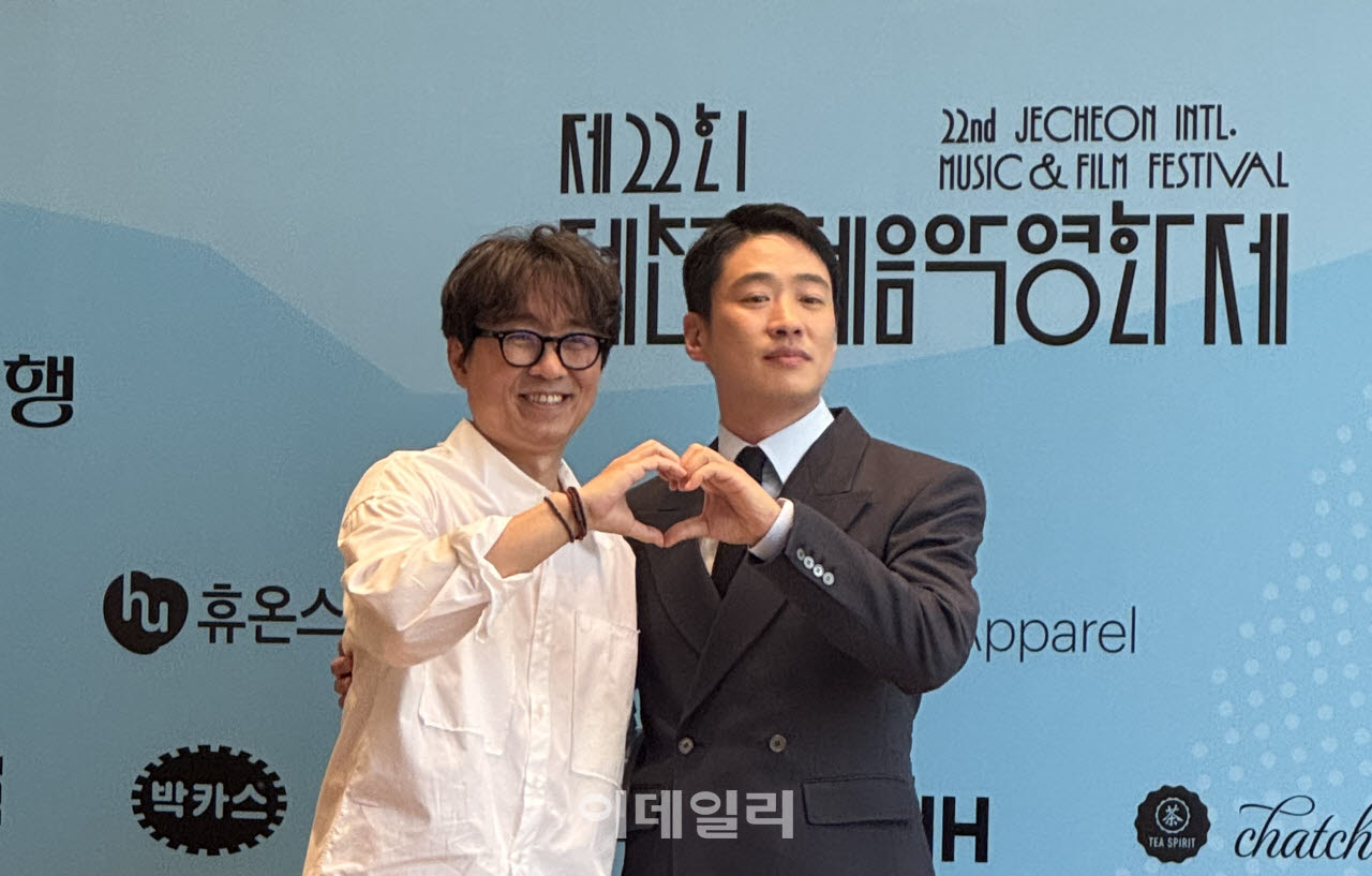 장항준 감독과 배우 안재홍이 6일 서울 중구 커뮤니티하우스 마실에서 열린 제22회 제천국제음악영화제 기자회견에서 포즈를 취하고 있다.(사진=최희재 기자)