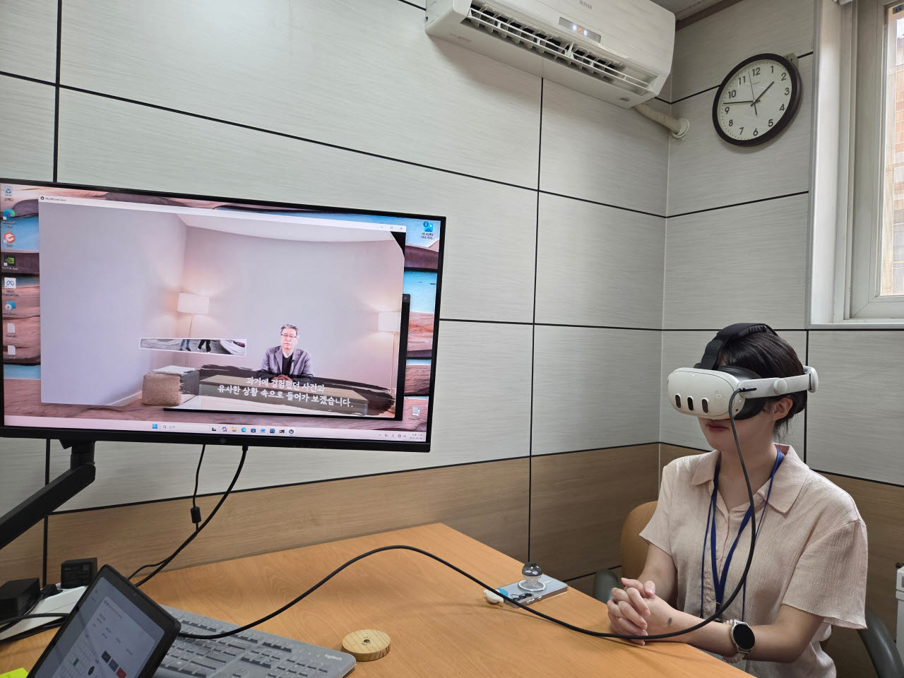 지난 4일 서울 구로구 서울남부구치소 심리치료센터에 방문해 가상현실(VR) 기반 심리치료 프로그램을 체험하고 있는 기자의 모습. (사진=법무부)