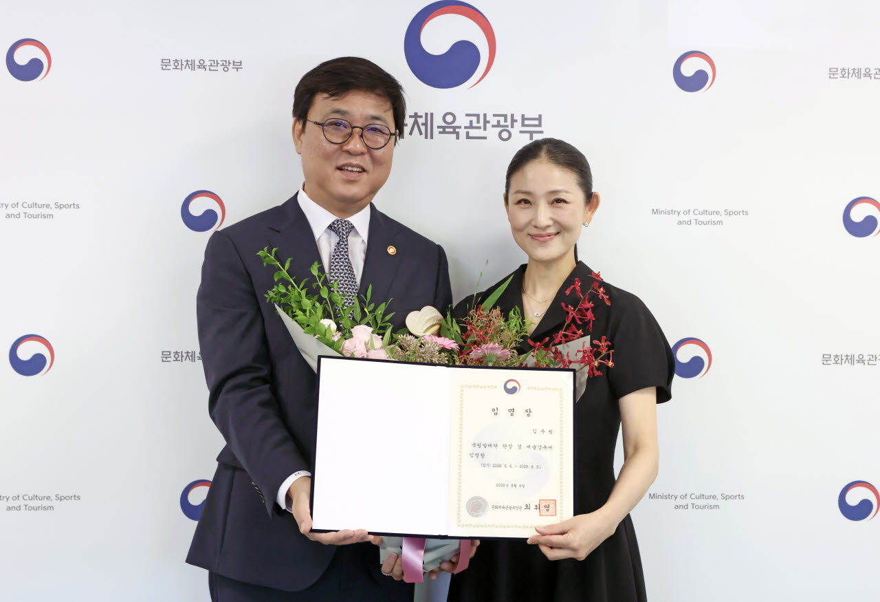 김주원 국립발레단 신임 단장(오른쪽)과 최휘영 문체부 장관이 기념촬영을 하고 있다(사진=문체부).