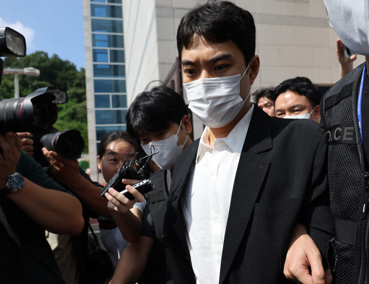 최영중 전 청주시의원이 지난달 30일 청주지법에서 구속 전 피의자 심문(영장실질심사)을 받은 뒤 호송차에 오르고 있다. (사진=연합뉴스)
